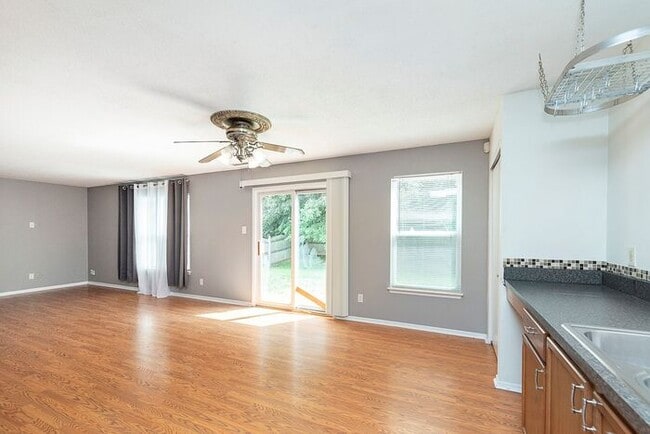 Building Photo - Great 3 Bedroom, 2 1/2 Bath Home in Cameron Meadows Subdivision!
