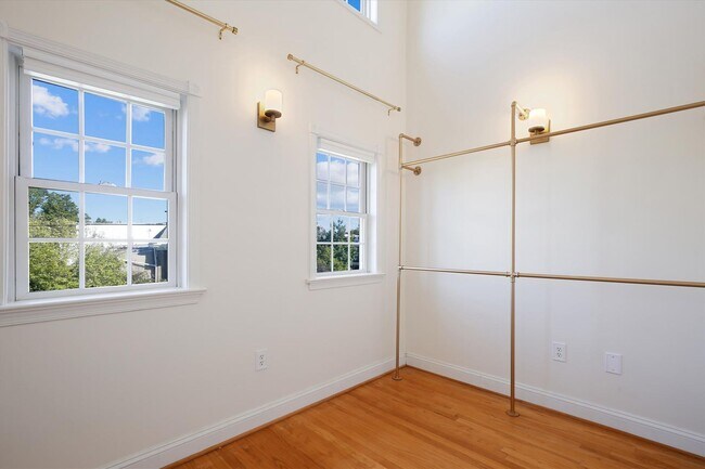 Building Photo - Spiffy 3 Bedroom, 2 Full Bathroom Rowhome just steps from Lincoln Park!!