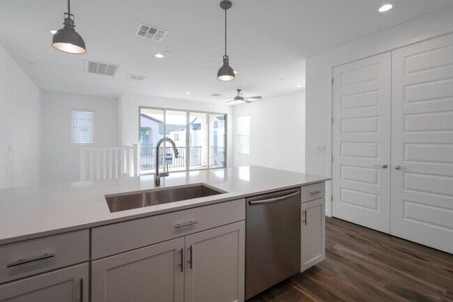 Building Photo - Like New Luxurious Modern 3 Bedroom 2 Bath...