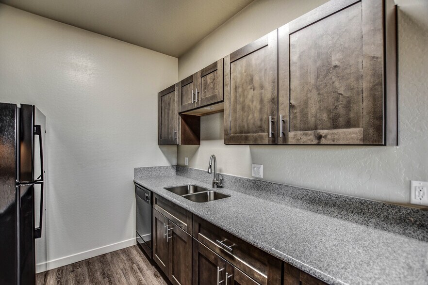 Kitchen sink/ dishwasher - 230 N Winchester Rd
