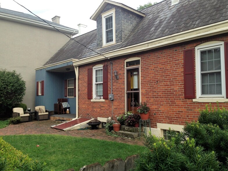 Building Photo - 586 S 9th St