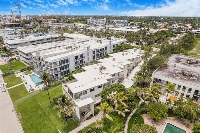 Building Photo - 1203 Hillsboro Mile