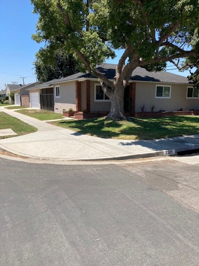 Building Photo - JUST REMODELED - 3 BEDROOM 1 BATH HOME IN ...