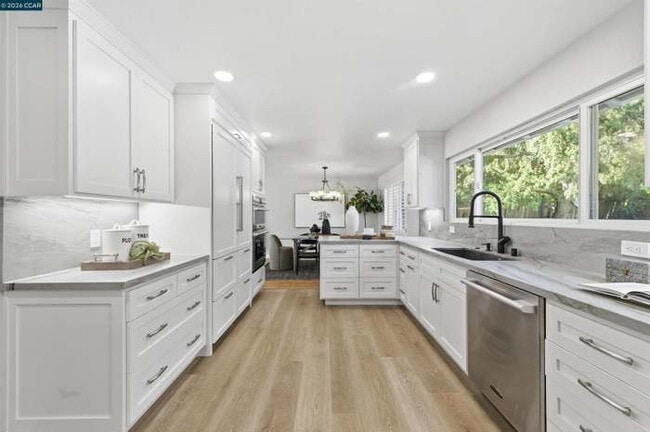 Building Photo - 2933 Madeira Way