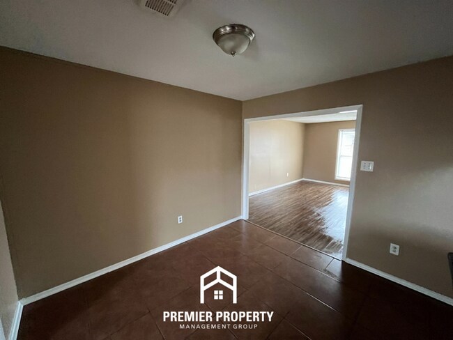 Building Photo - 3 Bedroom Home for Rent in Memphis | Formal Dining Room & Fenced Yard