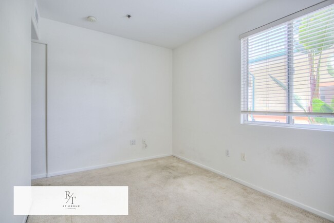 Building Photo - Luxurious Modern Condo in Alhambra