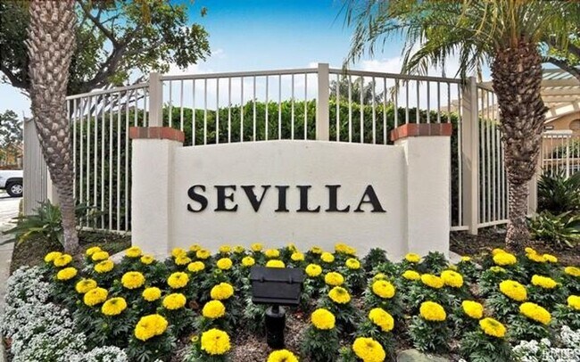 Building Photo - Beautiful End-Unit Townhome in the Desirab...
