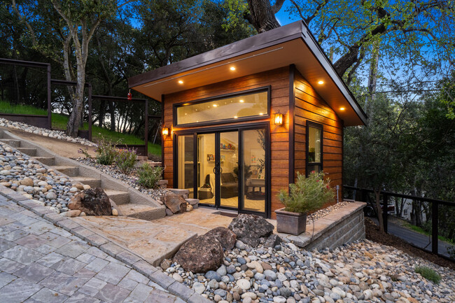 Building Photo - 30 Castlewood Dr