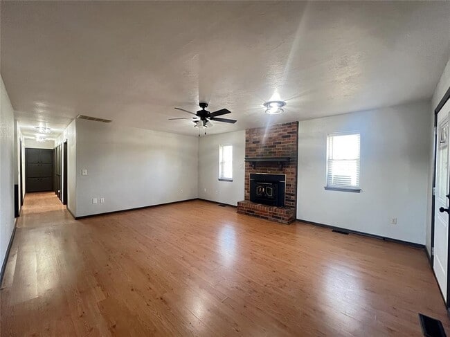 Building Photo - 819 Crystal Ln