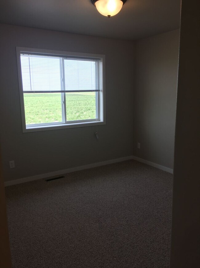 Building Photo - 4 Bed 2 Bath Single Family Home