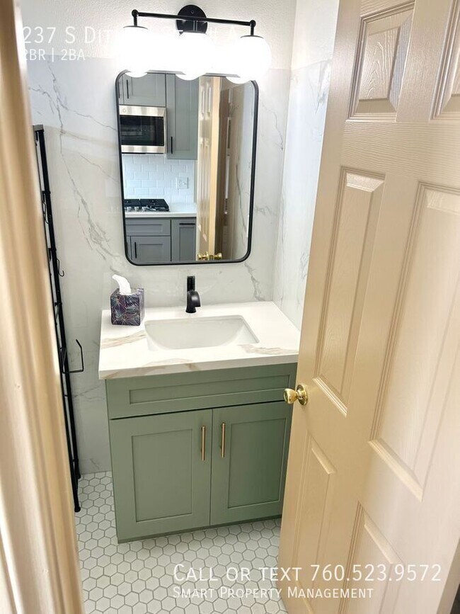 Building Photo - 237 S Ditmar St