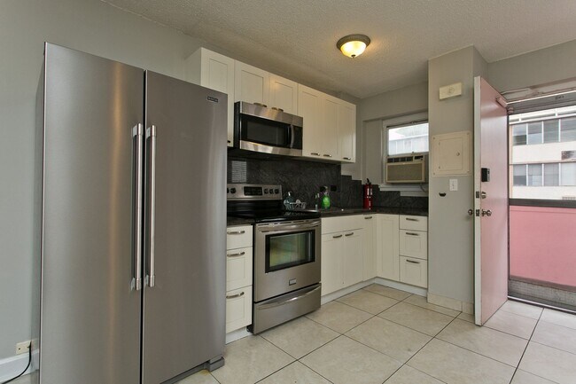 Building Photo - Remodeled boutique 1/1 unit furnished or u...