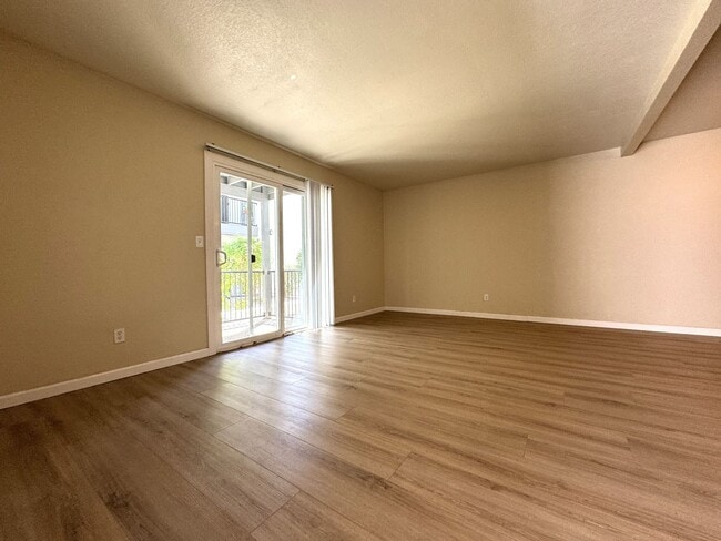 Building Photo - MELROSE DISTRICT CONDO WITH HUGE MOVE-IN SPECIAL – HALF OFF FIRST & SECOND MONTH’S RENT!