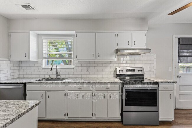 Building Photo - 123 Kingsway Dr