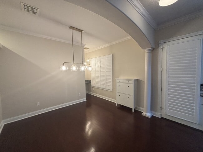 Building Photo - 827 Meridale Ave