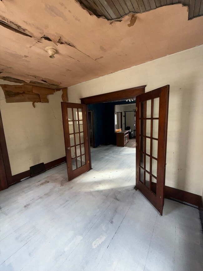 Building Photo - 111 E Livingston Dr