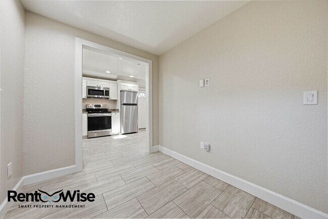 Building Photo - Chestnut Garden Patio Apartments