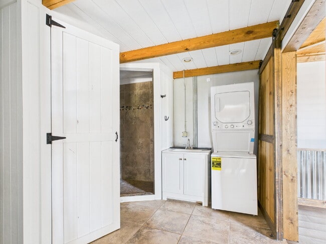 Building Photo - "Charming 1-Bedroom 1 Bathroom