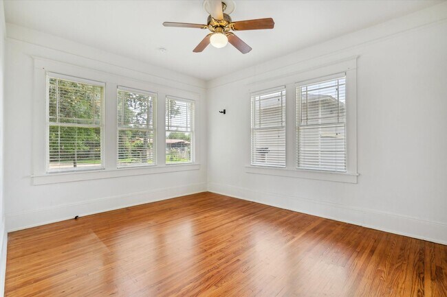 Building Photo - HISTORIC COTTAGE IN THE HEART OF MIDTOWN