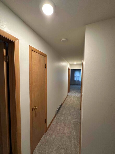 Building Photo - 1121 Summit Ave