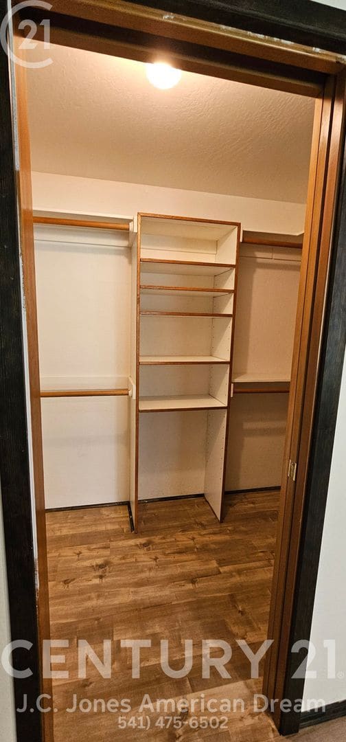 Building Photo - Single Family Home in NE Grants Pass with RV Parking