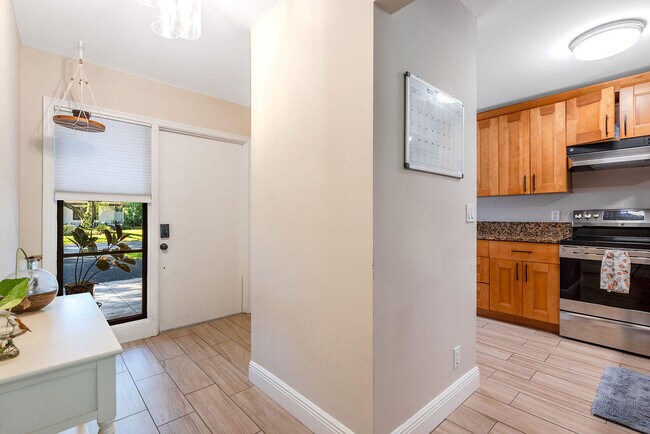 Building Photo - 4143 Palm Forest Dr N