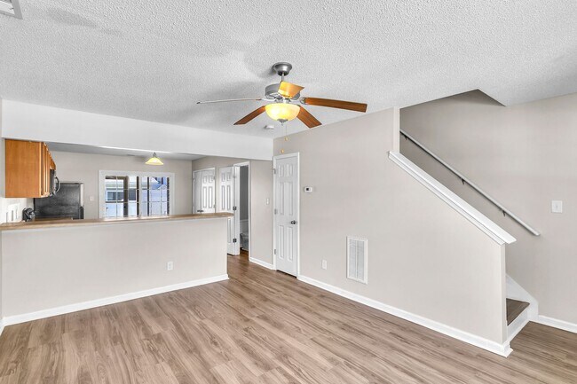 Building Photo - 2 Bed 2.5 Bath Townhome