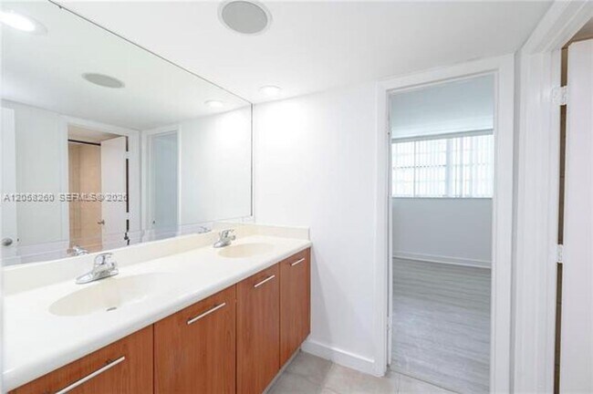 Building Photo - 750 NE 64th St