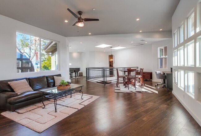 Building Photo - 28548 Meadow Glen Way W