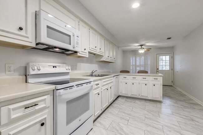 Building Photo - 2-BEDROOM, 2-BATHROOM CONDOMINIUM AT FARMINGTON COMMONS