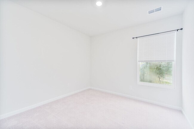 Building Photo - Bright & Spacious Living in Charleston’s Grand Bees!