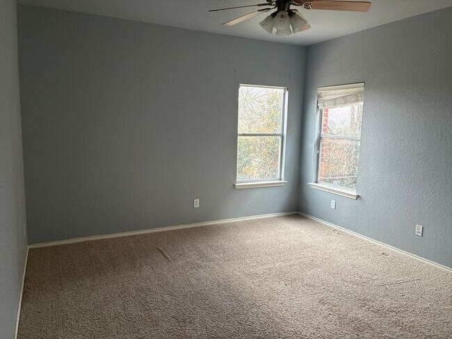 Building Photo - 5BR/4BA w/ Fenced Yard + Covered Parking in Schertz, TX