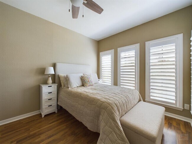 Building Photo - 711 W 21st St