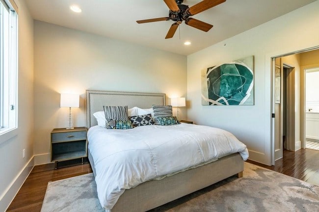 Building Photo - 206 E Live Oak St