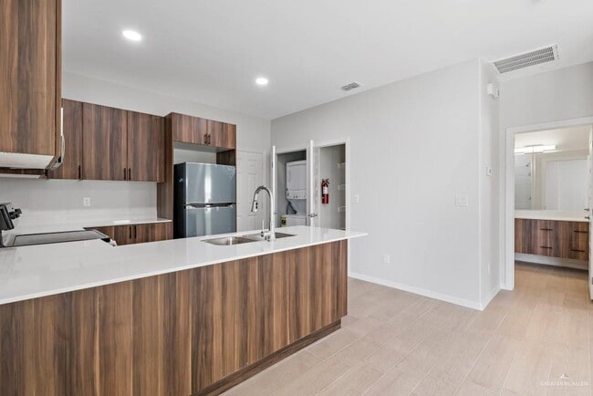 Building Photo - 11 W Driftwood St