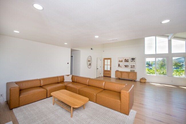 Building Photo - Remodeled South Huntington Beach Home