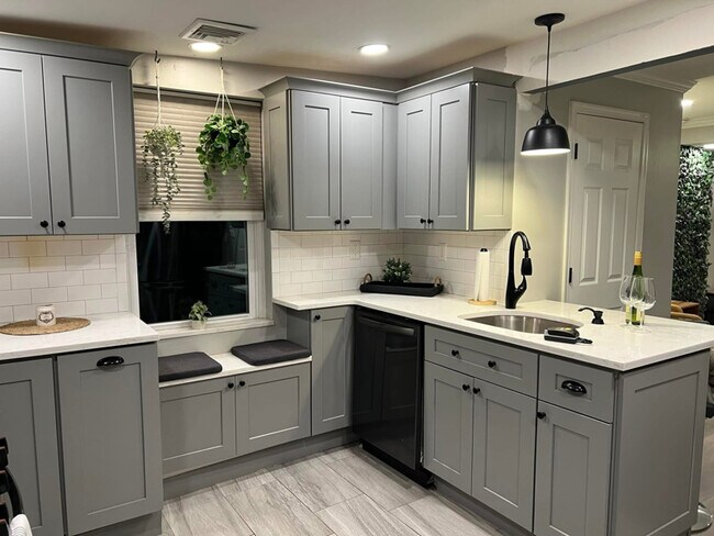 Building Photo - 2633 Fillmore St