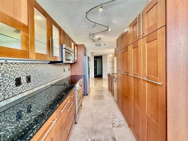 Building Photo - 6422 Collins Ave