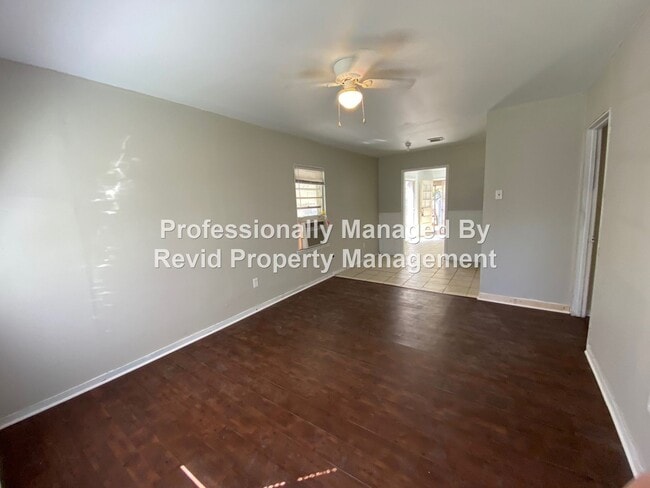 Building Photo - Large 3 bedroom home!