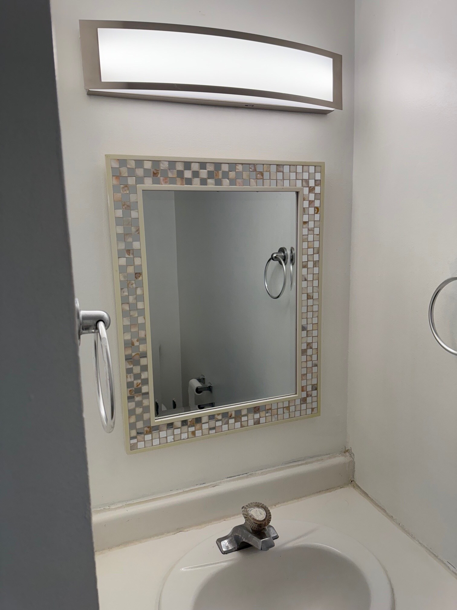 Modern bathroom - 714 1st St S