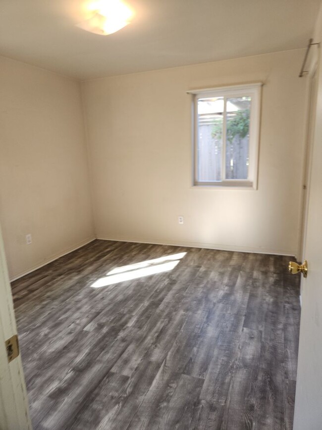 Building Photo - 2-bedroom 1 bath House