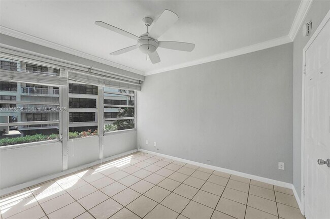 Building Photo - 1430 Brickell Bay Dr