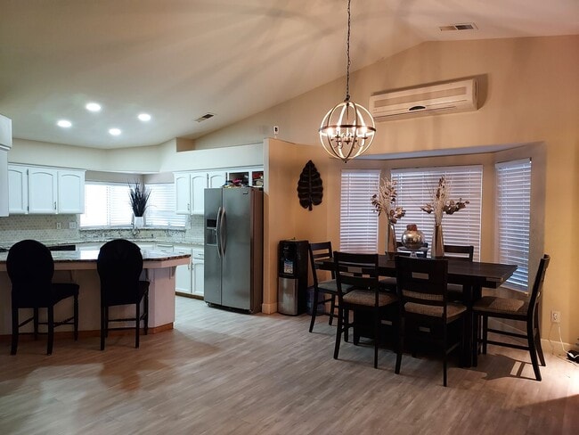 Building Photo - Four bedroom w/ Studio