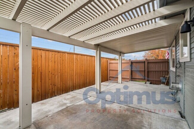 Building Photo - Prime Location & Modern Comfort – 2-Bed/2-Bath Home Ready for You