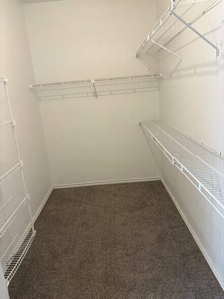 Large closet - 7 Country Club Pl