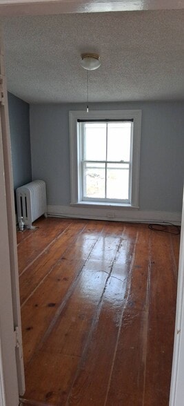 Building Photo - 204 Main St