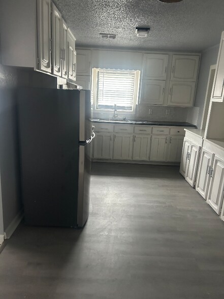 Building Photo - 503 E Zion St