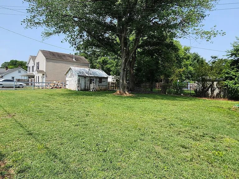 Building Photo - 320 3rd St