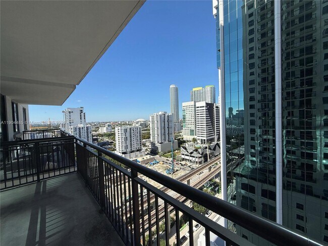 Building Photo - 999 SW 1st Ave