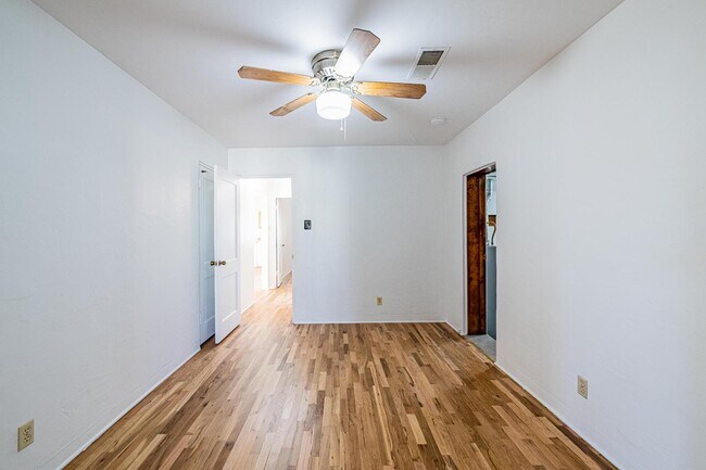 Building Photo - 624 Adams St NE